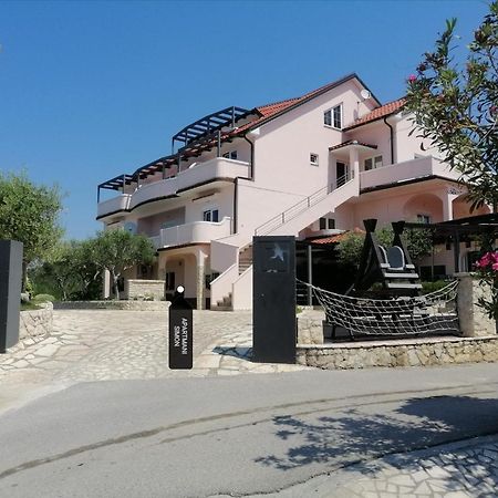 Apartmani Simon Лопар Екстериор снимка